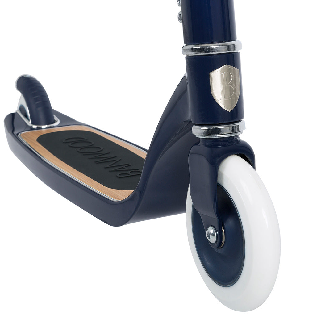 The front wheel of Banwood Maxi Scooter in -- Color_Navy