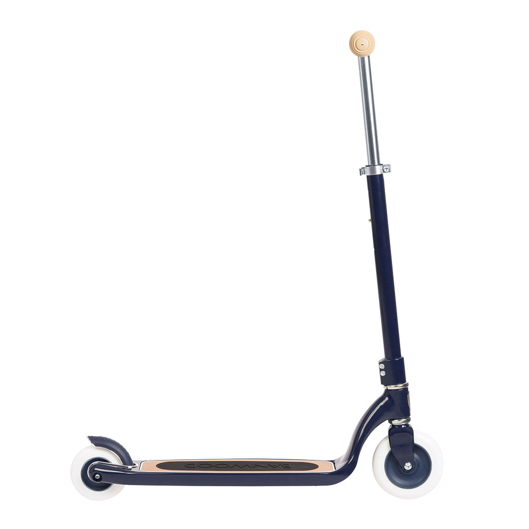 Side view of Banwood Maxi Scooter without beloved wicker basket in -- Color_Navy