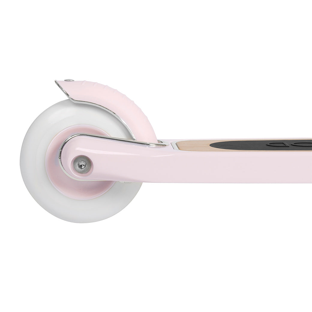 The rear wheel of Banwood Maxi Scooter in -- Color_Pink
