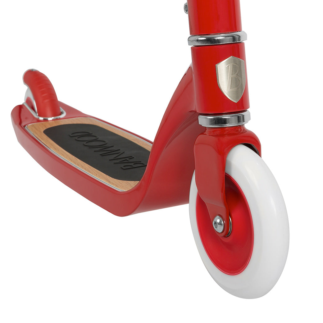 The front wheel of Banwood Maxi Scooter in -- Color_Red
