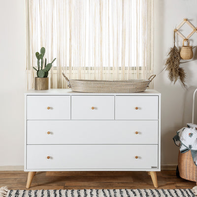 Dadada Austin 5-Drawer Dresser with a basket on top in -- Color_White/Natural