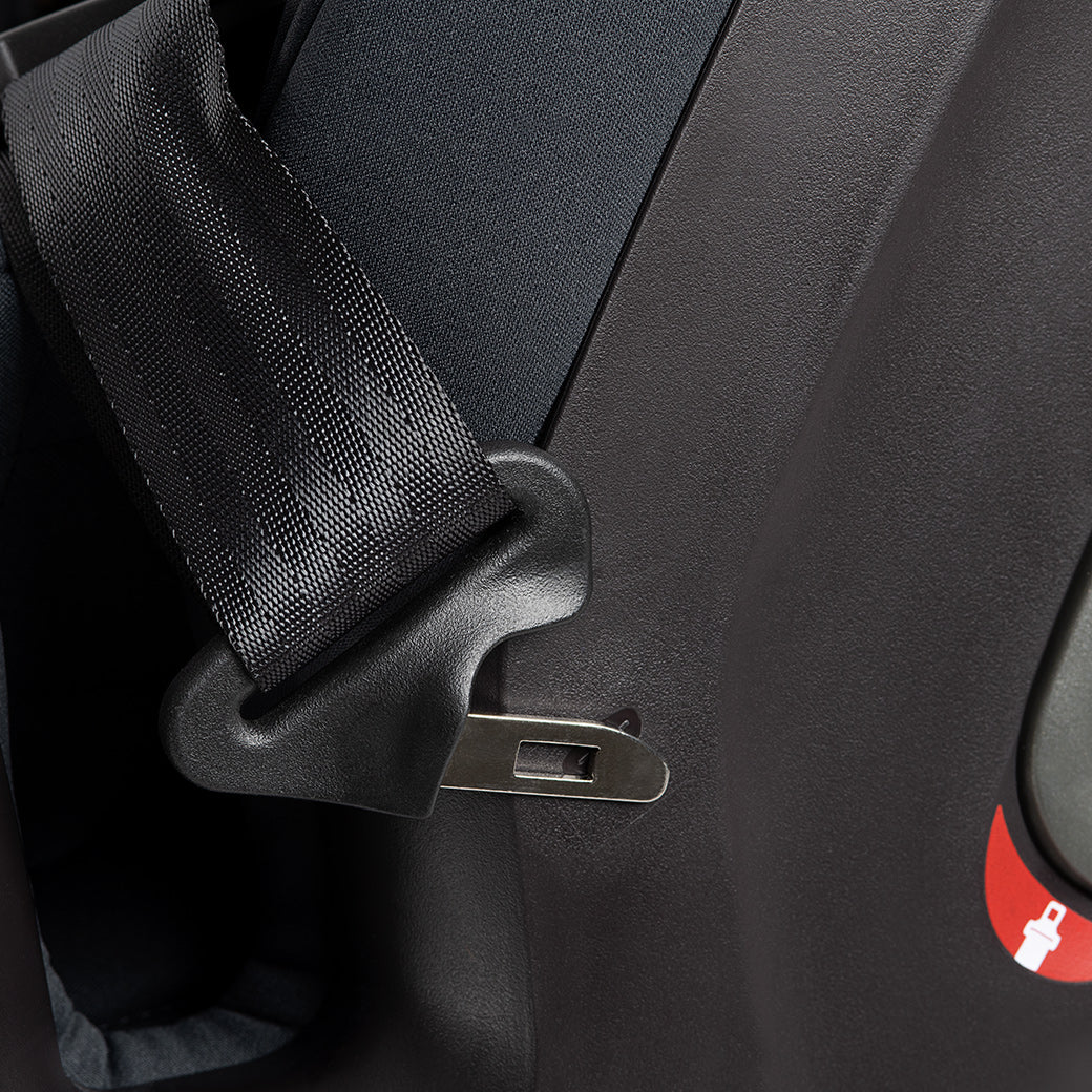Up Close of the buckle on Nuna EXEC Car Seat in Color_Ocean