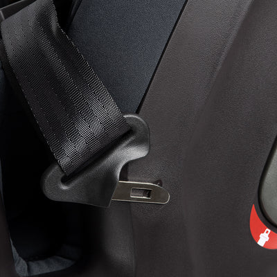 Up Close of the buckle on Nuna EXEC Car Seat in Color_Ocean