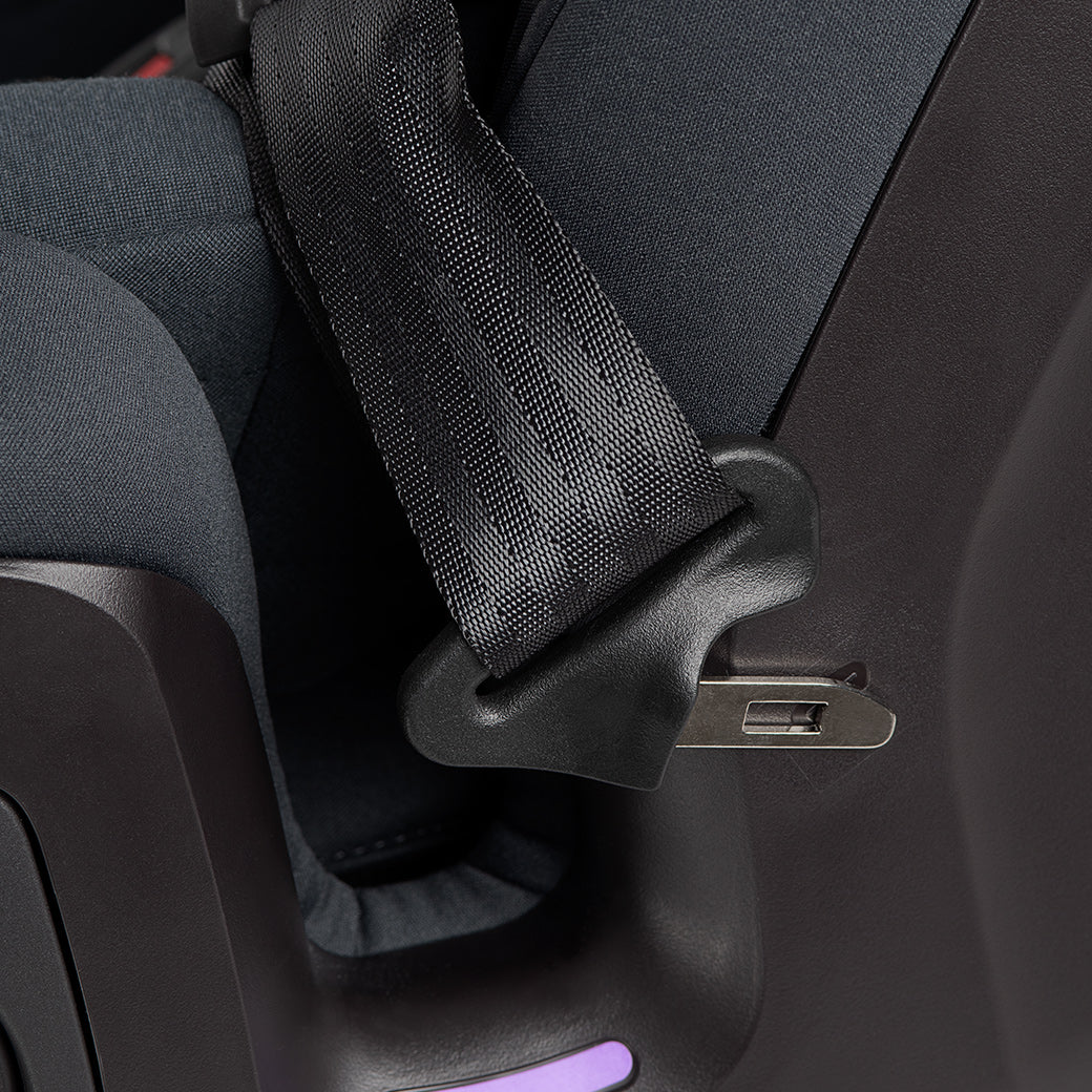 Up close of buckle on Nuna EXEC Car Seat in Color_Ocean