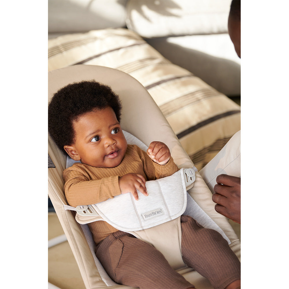 Baby in BABYBJÖRN Bouncer Balance Soft next to dad  in -- Color_Beige/Gray Woven/Jersey